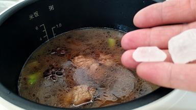 放入冰糖，合上锅盖，用煲汤功能煲汤45分钟。