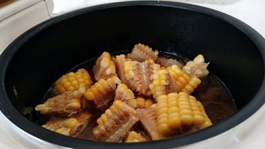 玉米斩成块，放入锅中。