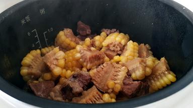 煲至汤汁浓厚，玉米饱满。