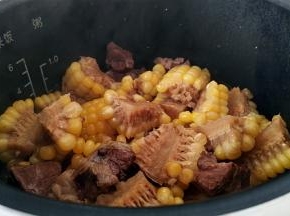 煲至汤汁浓厚，玉米饱满。