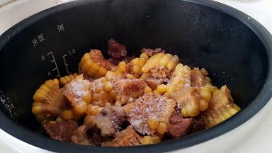 均匀的撒上盐，合上盖子，在煲10至20分钟。