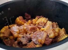 均匀的撒上盐，合上盖子，在煲10至20分钟。