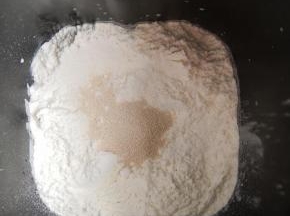 除黄油外，按照先液体再固体的顺序把所有材料放入面包机内，启动和面程序揉成光滑的面团