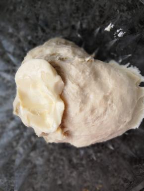 加入提前软化好的黄油，再启动和面程序两个揉出薄薄的手套膜