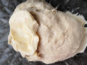 加入提前软化好的黄油，再启动和面程序两个揉出薄薄的手套膜