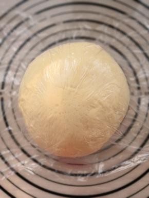 取出揉圆盖保鲜膜静置松弛25分钟