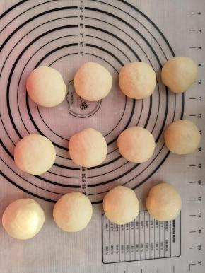 把松弛好的面团平均分成12份揉圆（两个八寸圆模的量）