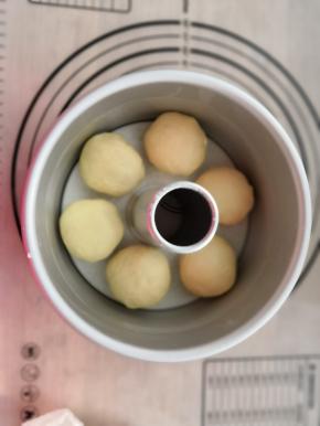 模具用刷子刷一层黄油方便脱模