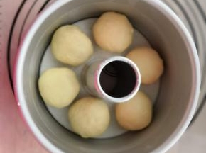 模具用刷子刷一层黄油方便脱模