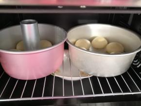 把面团依次放入模具内，不要紧挨着，每个面团之间留有一定的缝隙放入烤箱内进行发酵，烤箱内放一碗热水保持湿度