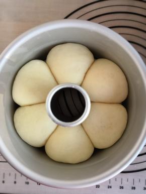 发酵至两倍打大且用手轻按面团能迅速回弹就证明发酵好了