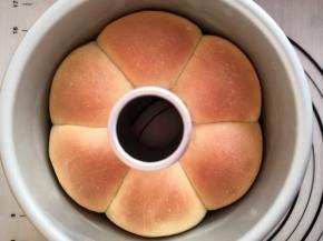 烤好后取出脱模，因为涂了黄油很好脱模