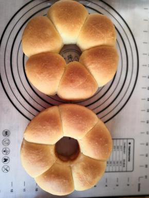 趁着热把面包装入保鲜袋里，这样面包会更软