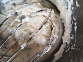 把奶酪牛奶糖粉隔热水搅拌均匀，如果温度低可以放在热水里进行保温，不用拿出来