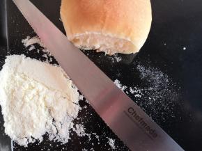 准备适量的奶粉，面包按照纹路切开