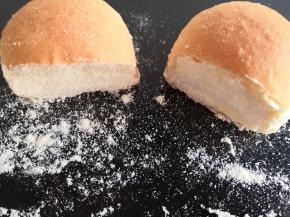 里面加入奶酪馅，如果喜欢吃奶酪表面也可以涂抹一些，最后撒上奶粉