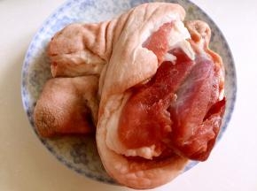 野猪肘洗净