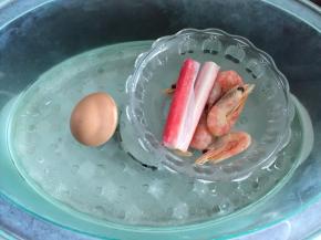 鸡蛋、蟹味棒和虾蒸熟