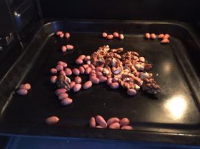 将花生核桃放入烤箱160度烤5分钟，出炉冷却后去掉皮