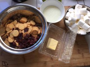 将花生核桃，蔓越莓，饼干混合，准备好全部材料