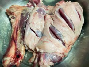 羊腿洗净，在关节处划断（我的空气炸锅放不下，如果条件允许就不要划断）