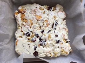 放入不粘盘中，我垫了一层油纸，用手压平