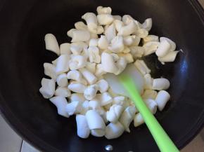 黄油入锅小火融化，倒入棉花糖，我将棉花糖切成两半，这样更有助于棉花糖融化