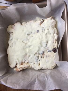 两面都筛上全脂奶粉，然后抖掉多余的奶粉，切块