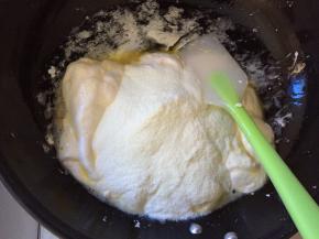 倒入奶粉搅拌均匀