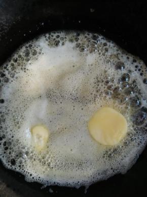 黄油放入不粘锅内小火熬，这期间要用耐热硅胶刀不停的搅动