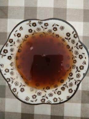 熬至像茶水的颜色即可，用滤网过滤一下把残渣扔掉