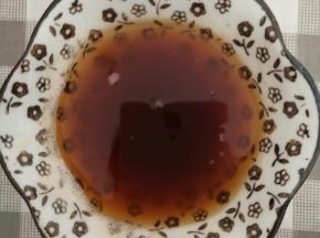 熬至像茶水的颜色即可，用滤网过滤一下把残渣扔掉