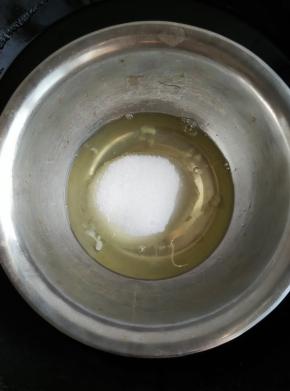 鸡蛋清加水怡，糖隔热水搅拌
