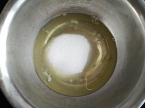 鸡蛋清加水怡，糖隔热水搅拌