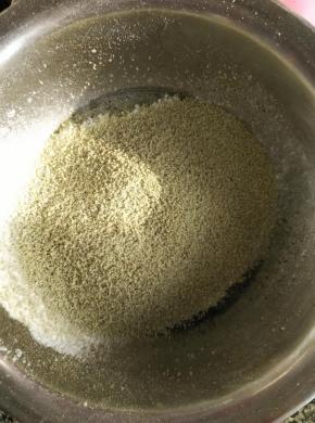 低粉和抹茶粉，杏仁粉过筛，加入混合液体里