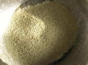 低粉和抹茶粉，杏仁粉过筛，加入混合液体里