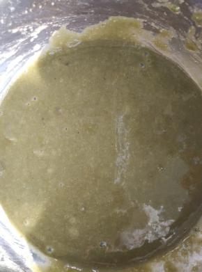 用硅胶刀搅拌均匀