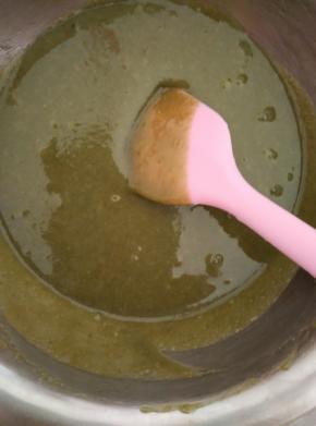 再加入熬好的黄油，搅拌均匀