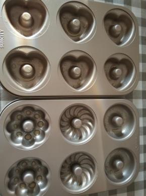 模具用刷子刷上一层黄油，方便脱模