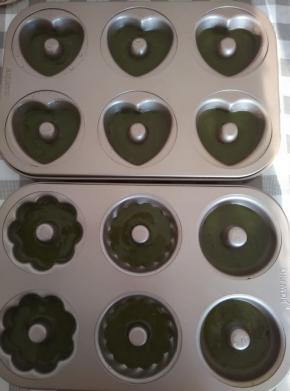 把混合好的液体装入裱花袋里，剪个小口挤入模具内（我为了要多种形状用了两个模具每个挤入4分满）