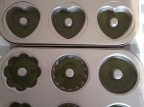 把混合好的液体装入裱花袋里，剪个小口挤入模具内（我为了要多种形状用了两个模具每个挤入4分满）