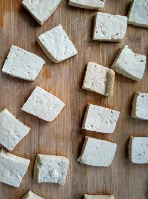 豆腐切成大小适中的方块儿，晾晒一下