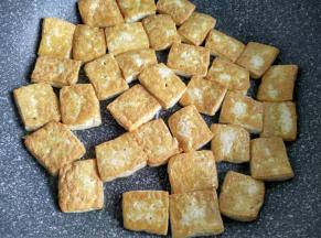 煎至两面都呈金黄色，盛出备用