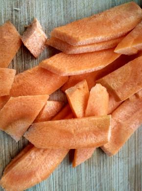 胡萝卜去皮切成薄片