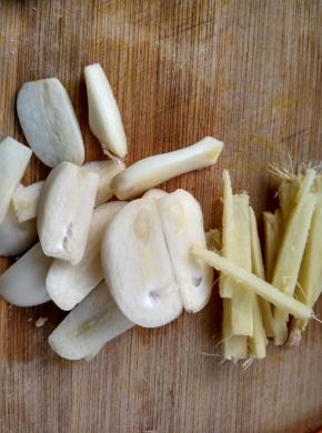 蒜切片，姜切丝