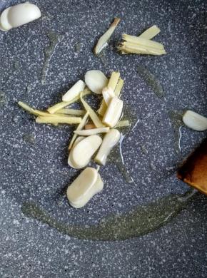 锅内放适量的油加热放入蒜和姜爆锅