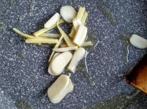 锅内放适量的油加热放入蒜和姜爆锅