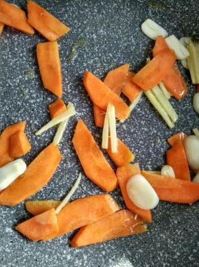 再加入胡萝卜片翻炒几下