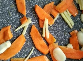 再加入胡萝卜片翻炒几下