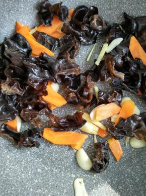 加入提前发好的黑木耳，加入盐